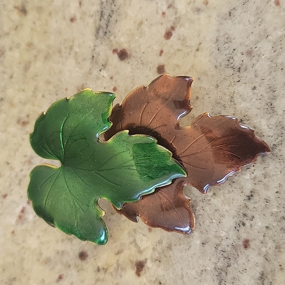 Fun Fall Enamel leaf earrings. - Picture 3 of 7